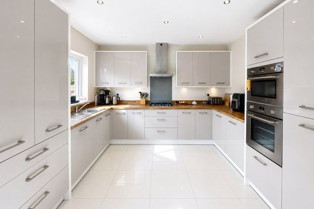 5, Biddestone Avenue, Swindon photo 4