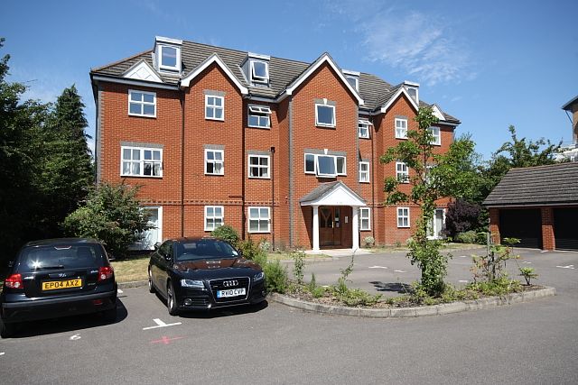 Flat to rent in Vale Farm Road, Horsell, Woking GU21