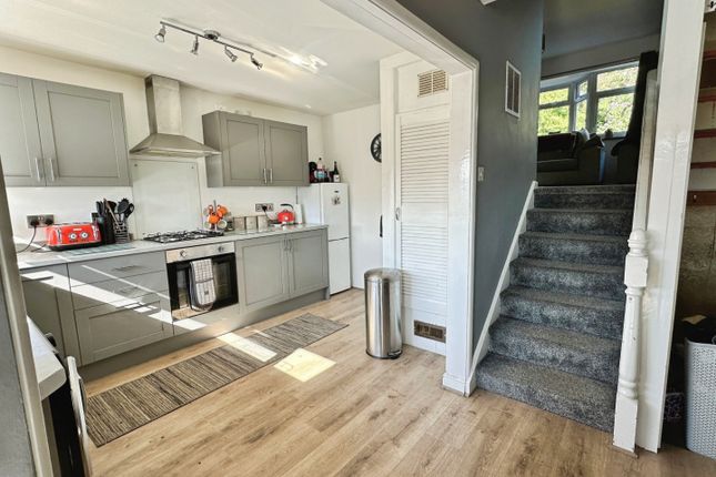 10, Lorien Close, Leek photo 2