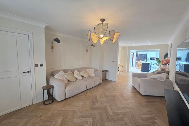 27 Ffordd Y Dolau, Pontyclun photo 4