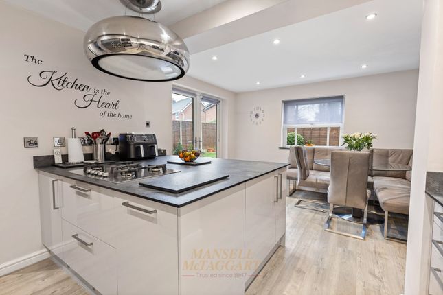27 Henley Close, Crawley photo 3