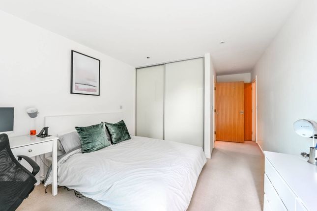 Flat for sale in Riverside Apartments, Manor House, London