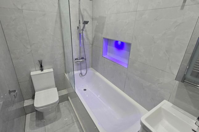 Flat 2, Woolfield House, Wash lane, Bury photo 5