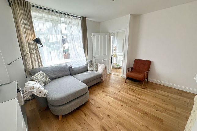 16, Penzance Gardens, Romford photo 4