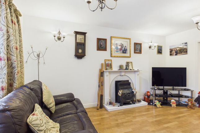 2, Lincoln Close, Ashton-under-Lyne photo 3