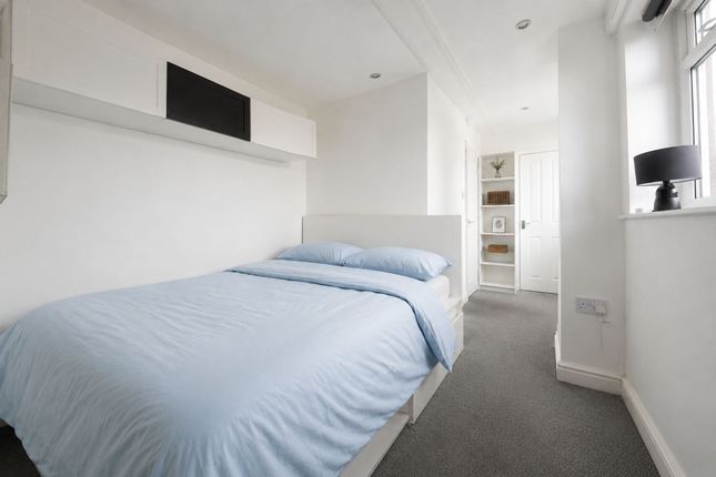 Room 2, Derby Avenue, Salford photo 4