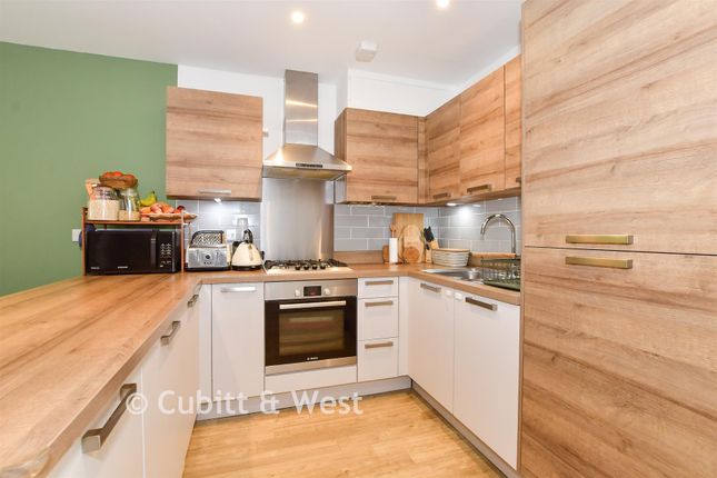 2, Bartram Close, Pulborough photo 4