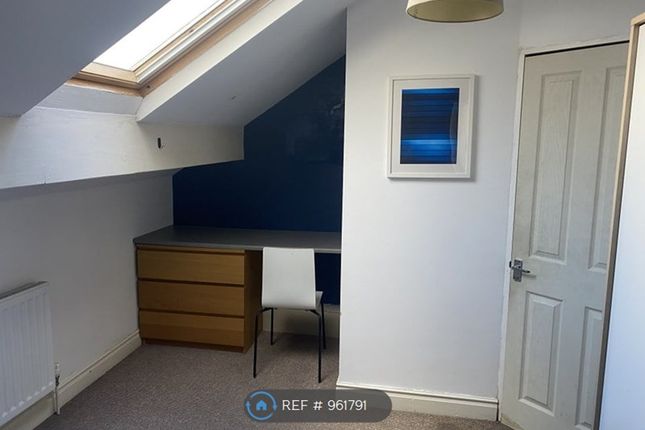 Room to rent in Grosmont Place, Leeds