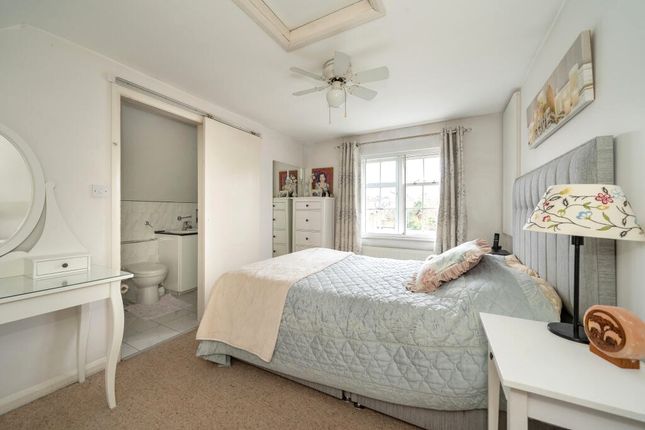 204, Pitshanger Lane, London photo 4