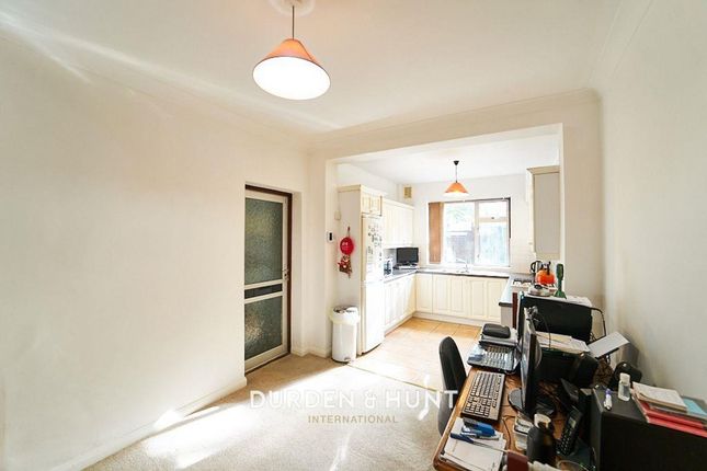 24 Stag Lane, Buckhurst Hill photo 4