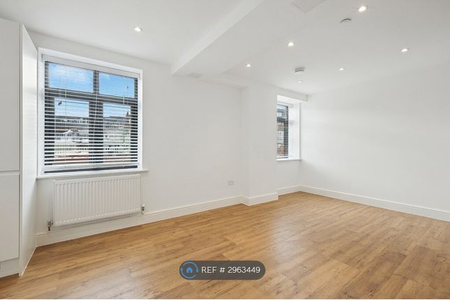Flat, Sloane House Cambridge Place, Aylesbury photo 3
