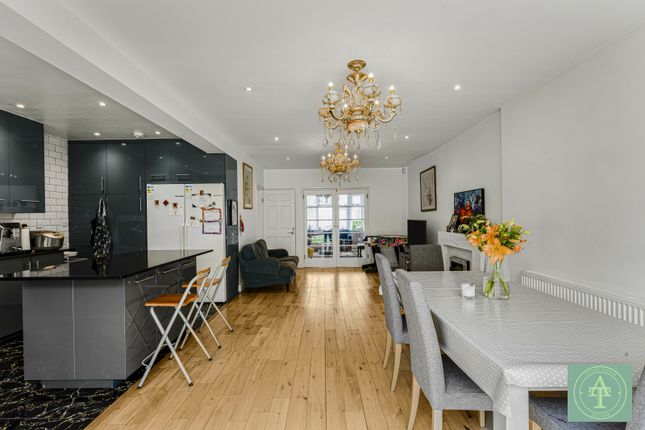 21 Chestnut Close, London photo 3