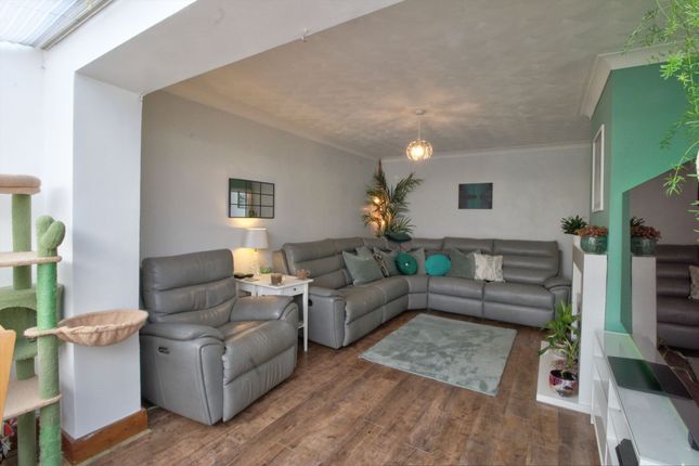 65 Collins Meadow, Harlow photo 4