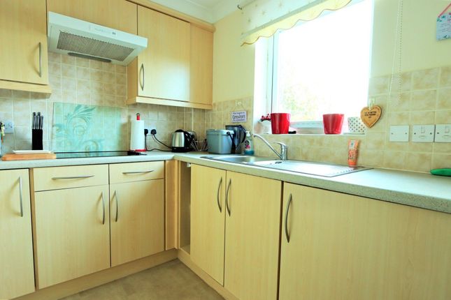 Flat for sale in Windsor Way, Aldershot, Hampshire