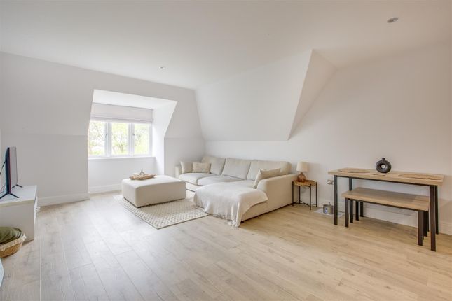 8 The Pines, Amersham Road, High Wycombe photo 3
