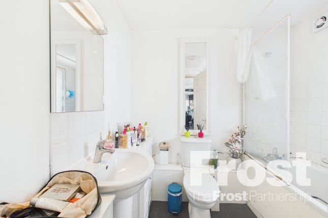 19, Willow Court, Langley photo 5