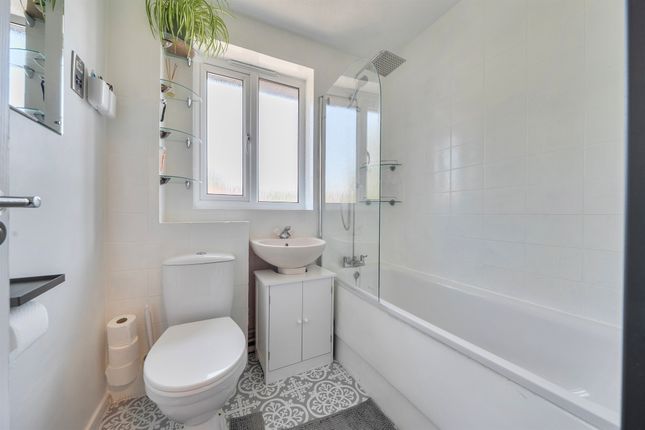 Flat 4, Regency Court, Burleigh Road, St. Albans photo 4