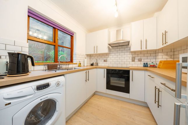 10 Beaumont Place, Isleworth photo 4