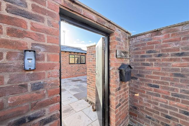 Crompton Court, Warwick photo 3