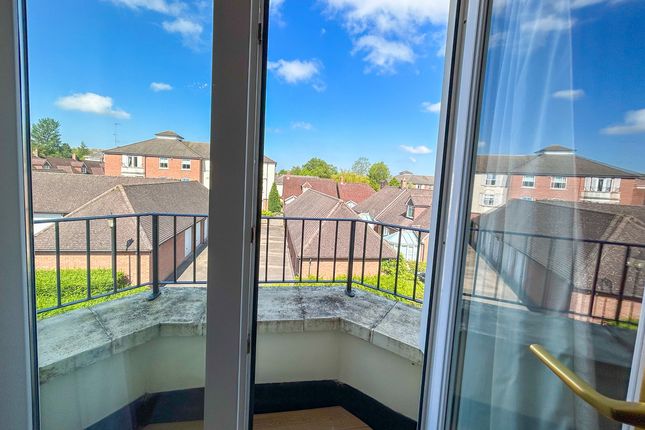 Flat for sale in Compton Court, Rugby