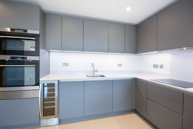 Flat to rent in Conquest Tower, Southwark