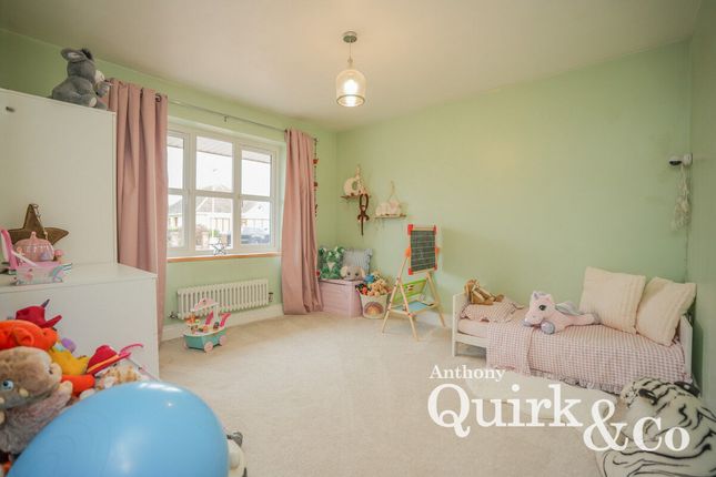 54, Meynell Avenue, Canvey Island photo 4