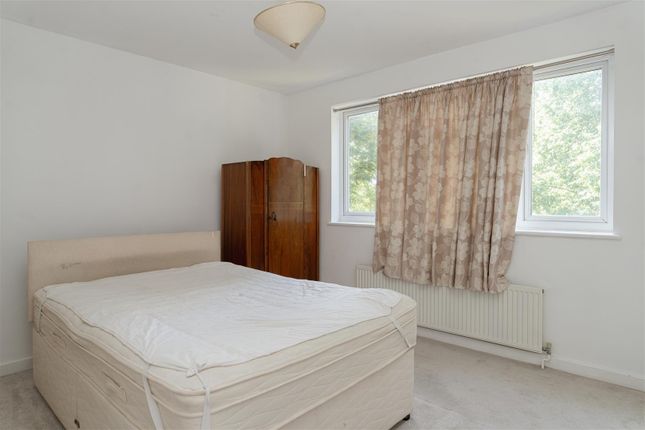 Flat 7, 154, Squirrels Green, Station Road, Redhill photo 4