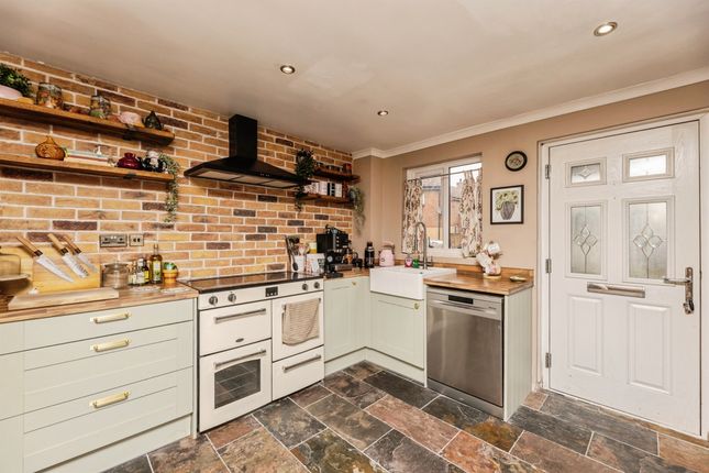 52, Brackenhill Close, Selby photo 2