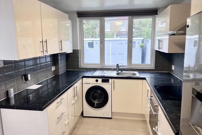 GFF 40, Clifton Park Avenue, Raynes Park photo 4