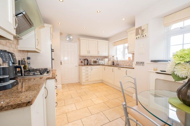 6 Throgmorton Road, Yateley photo 4