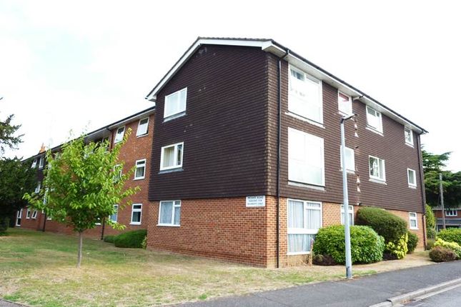 Thumbnail Flat to rent in In The Ray, Maidenhead