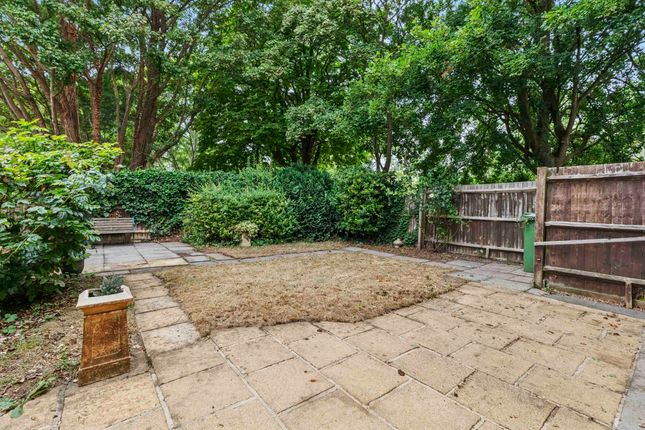 32 Hellyer Way, Bourne End photo 3