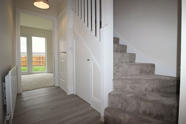 106, Armstrong Way , Luton photo 2