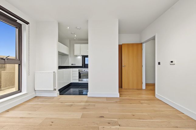 Flat 32 Hythe House, 1, Green Lanes Walk, London photo 2