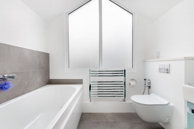 41, Sutherland Grove, London photo 2