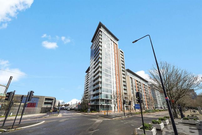 8, Alaska Apartments, 22 Western Gateway, London photo 2