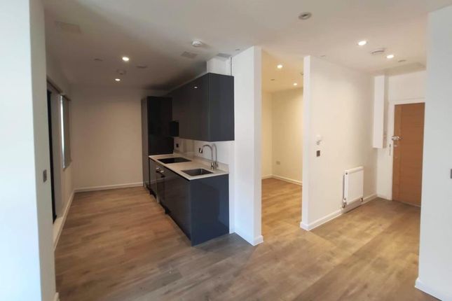 Studio flat on 9 Waterloo House 11-17, Chertsey Road, Woking, £1,300/mo