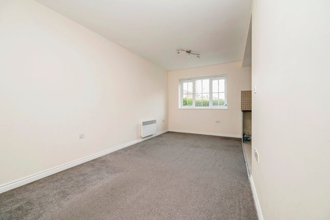 Flat for sale in Kiln Way, Dunstable, Bedfordshire