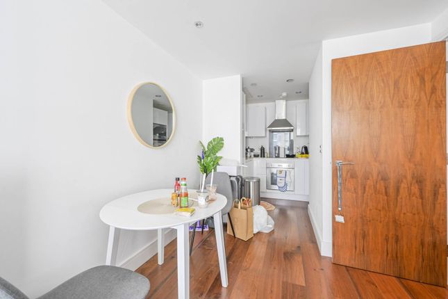 Flat to rent in Lincoln Plaza E14, Canary Wharf, London,