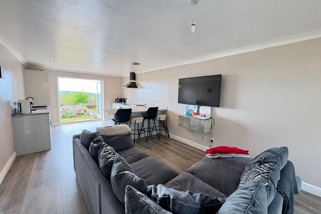 8 Sutton Close, Torquay photo 3