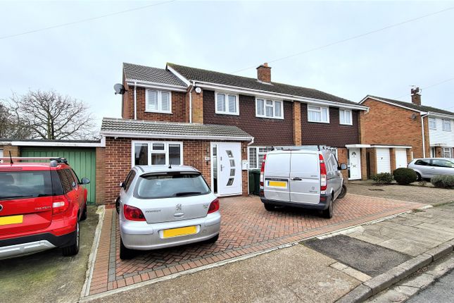 Thumbnail Flat to rent in Jordans Close, Stanwell, Staines