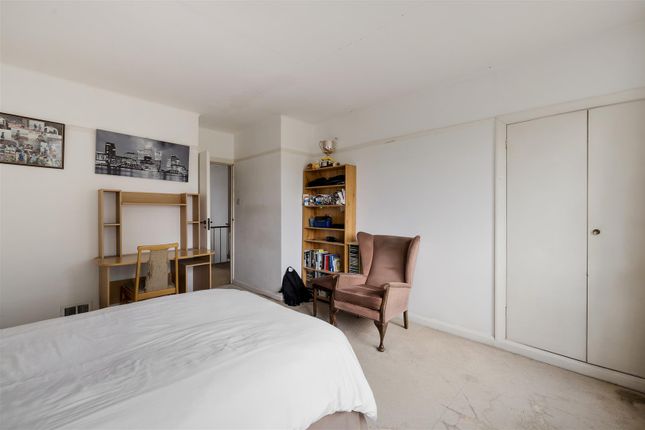 The Warren Drive, E11