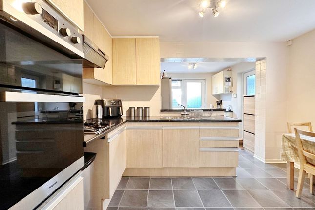 6 Knole Avenue, Stockport photo 3