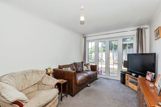 18, Sandringham Court, SLOUGH photo 2
