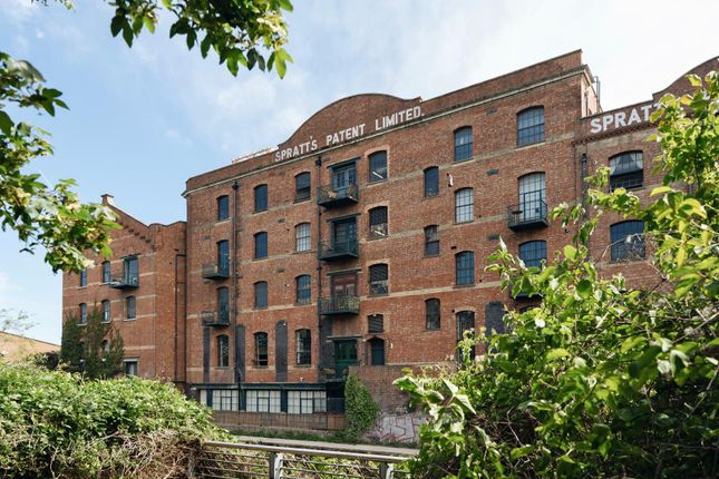 Limehouse Cut III, 46 Morris Road, London photo 2