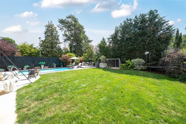 8, Beverley Close, Surrey photo 4