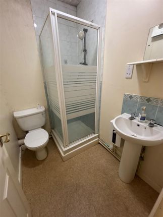 Flat 4, Albion Court, Commonside, Brierley Hill photo 3