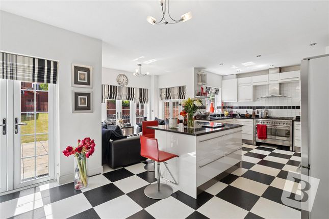 7, Vaughan Williams Way, Brentwood photo 2
