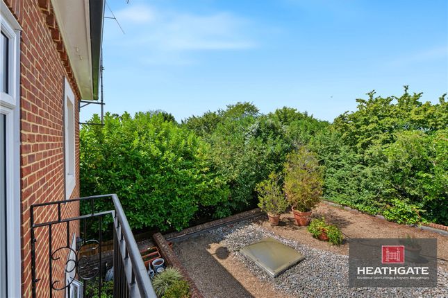 Flat 3  Ivor Court, Chalgrove Gardens, London photo 4