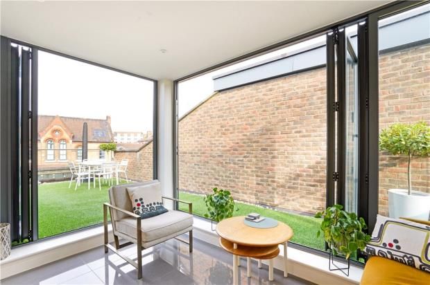 End terrace house for sale in Fendall Street, London